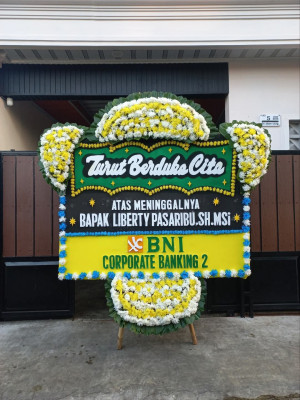 Papan Bunga Duka di Tanah Pasir