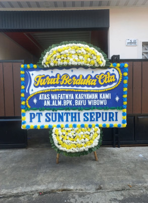 Papan Bunga Duka di Tanah Pasir