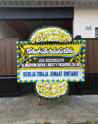 Papan Bunga Duka di Tanah Pasir