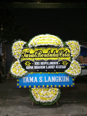 Papan Bunga Duka di Tanah Pasir