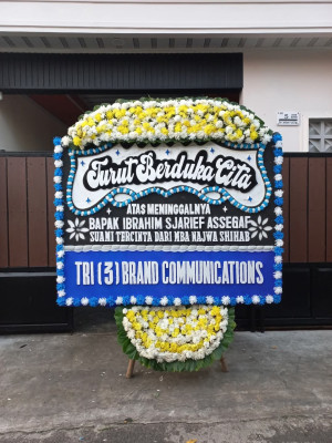 Papan Bunga Duka di Tanah Pasir